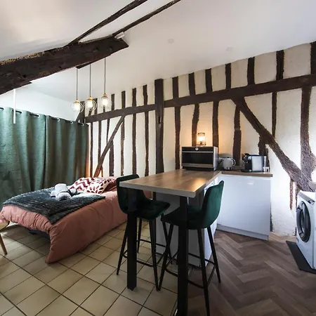 Hyper Center Of דירה *