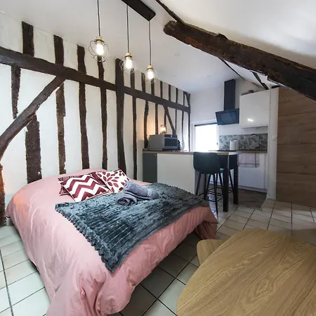 Hyper Center Of דירה *