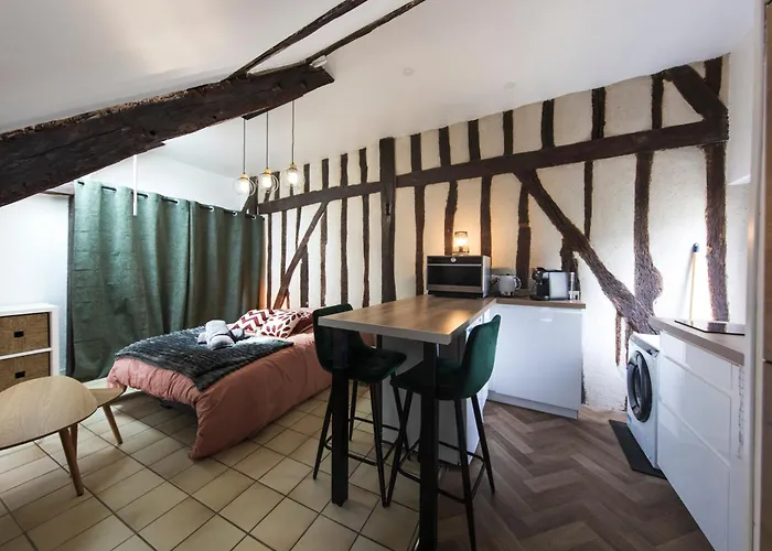 Hyper Center Of דירה *