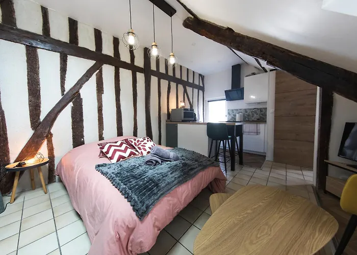 Hyper Center Of דירה *